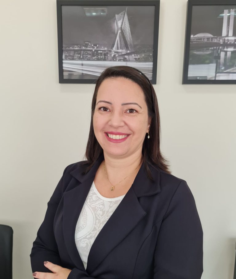 Dra. ALESSANDRA BARBOSA FURONI OAB/SP 371.491 Sócia Formada em Direito e Ciências Contábeis Especialista em Direito do Trabalho e Cálculos