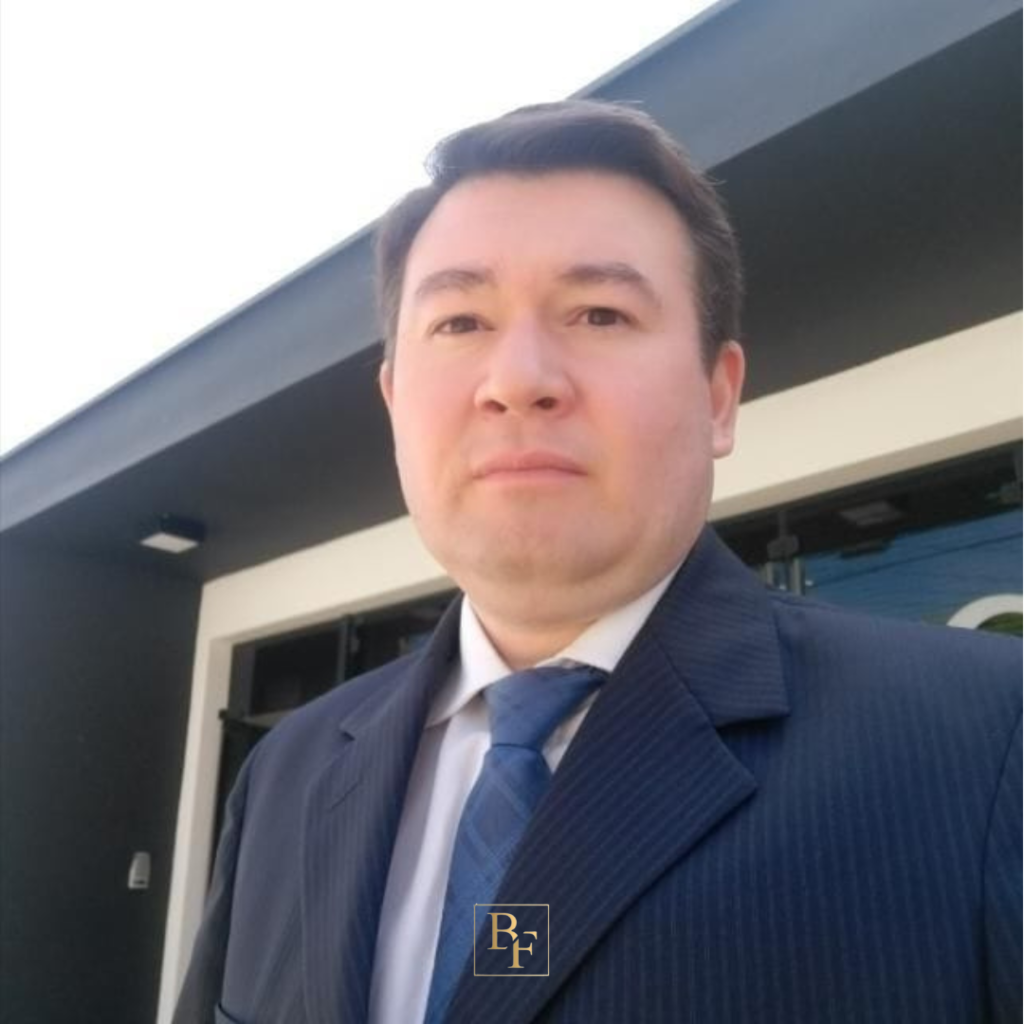Dr. THIAGO BUENO FURONI OAB/SP 258.868 Sócio Fundador, Pós Graduado em Direito Processual Civil pela PUC São Paulo, Especialista em Direito do Trabalho atuando na área há mais de 15 anos